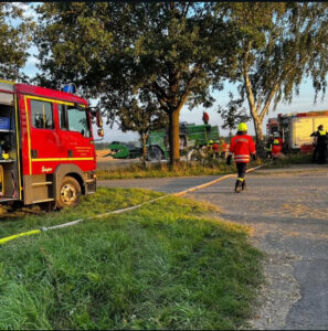 Mehr über den Artikel erfahren Einsatz 06-2025 Brennender Mähdrescher auf Stoppelfeld